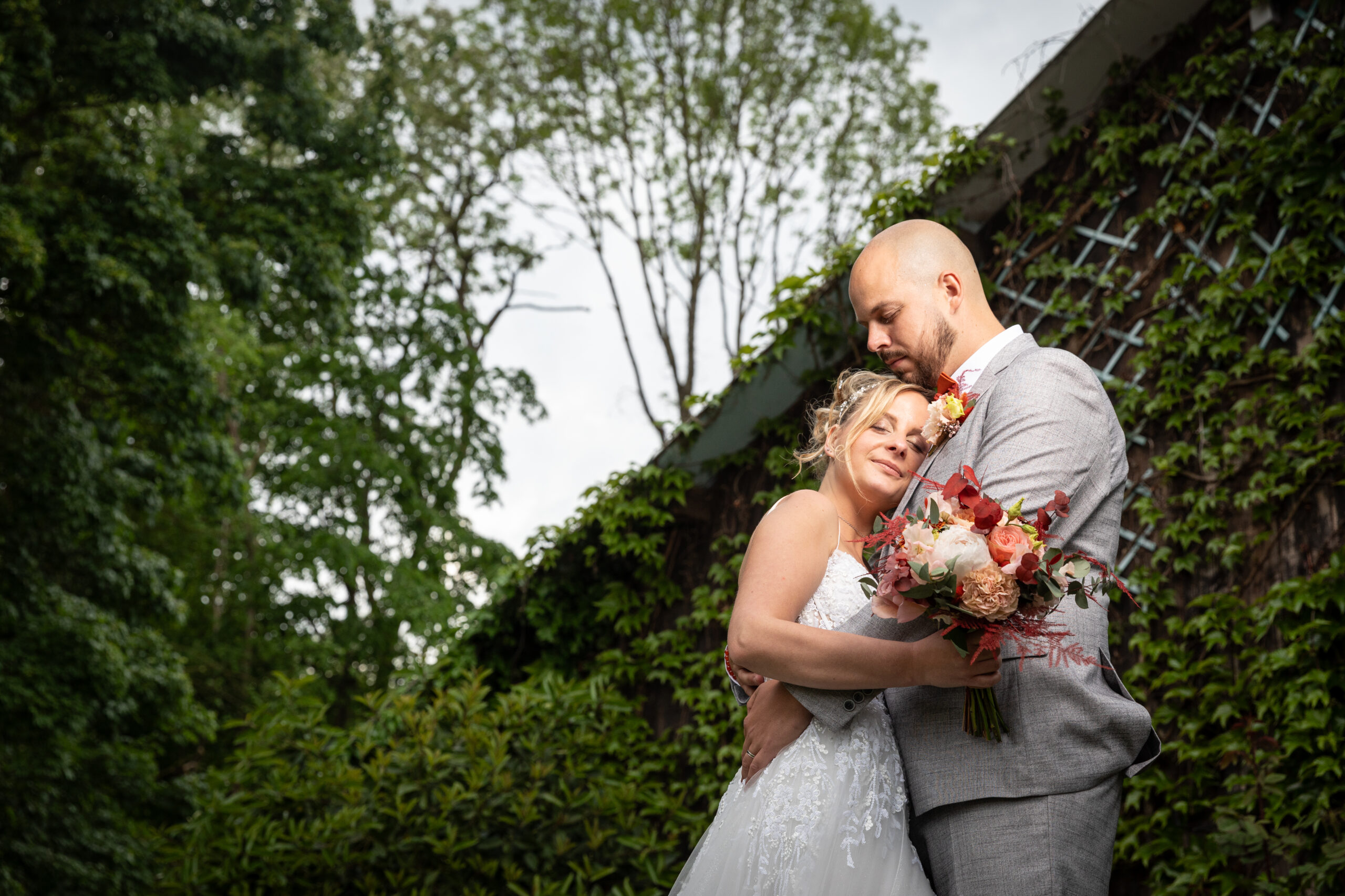 femme qui enlace son marie bouquet a la main rassuré part son marie